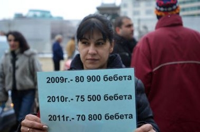 70 родители в София поискаха пред парламента по-високи детски надбавки