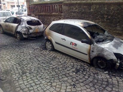 Маскирани опожариха две коли на EVN, недоволството срещу монополиста расте