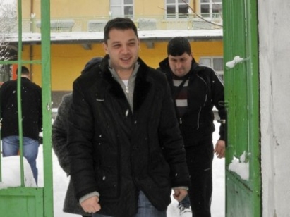 Протестиращи целиха със снежни топки министър Добрев