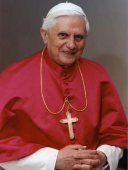 Папа Бенедикт XVI слиза от трона