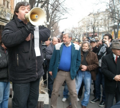 Втори рунд срещу скъпия ток на ЕVN  в Бургас,  в Пловдив вадят калашници (ВИДЕО)