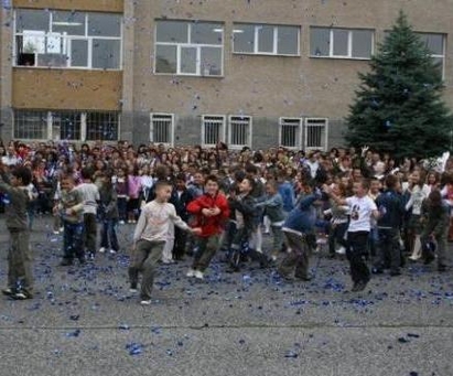 Учители трият клипове с масова психоза за бомба в бургаско училище
