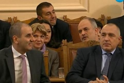 Приеха оставката на кабинета само с 5 гласа против, Борисов излезе пред митинга