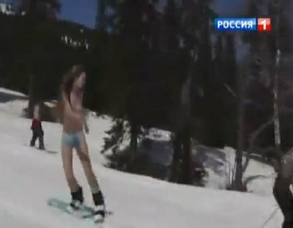 Момичета по бански превзеха ски писти в Сибир 	(ВИДЕО)