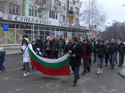 Десетки затвориха за 5 минути пътя Бургас-София в Карнобат, в Царево излязоха на площада