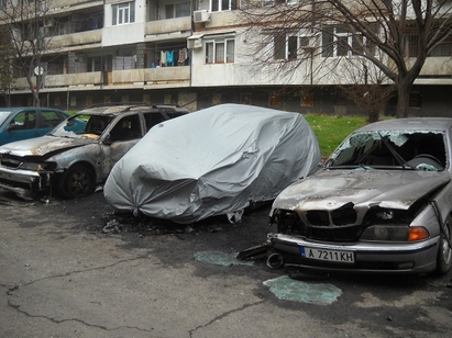 „Фолксваген Голф” пламна в бургаския ж.к. „Славейков”, изгоряха три коли