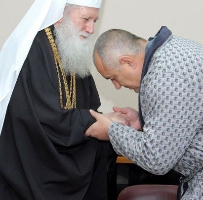 Бойко целуна ръка на патриарх Неофит по болничен халат