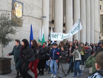 Хиляди знамена и цветя заляха Бургас за Трети март,  две шествия се разминаха за минути пред Общината