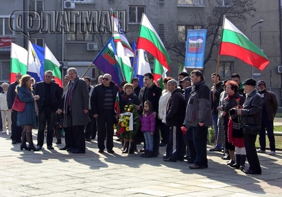 НФСБ почете националния празник с венци пред Руския паметник в Бургас