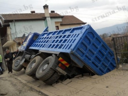 Камион пропадна в мазе