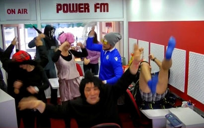 Harlem Shake в Бургас! Радио Power FM подкрепи щуро уволнения учител, вижте как (ВИДЕО)