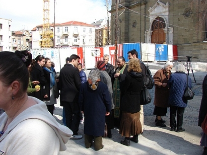 Миряни се събраха на протест пред разцепения храм „Св. Св. Кирил и Методий” в Бургас