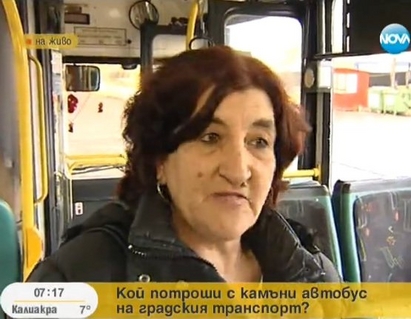 Ад в софийски автобус, вандали счупиха стъклата с камъни