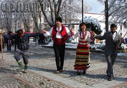 Бял кукер прогони зимата от Малко Търново, а кметът поведе хорото в народна носия