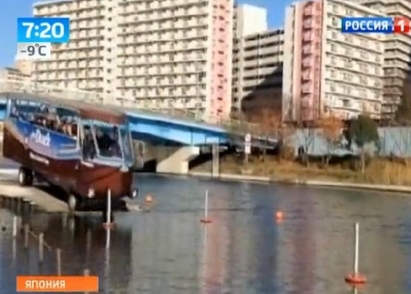 Автобус амфибия вози туристи в Токио