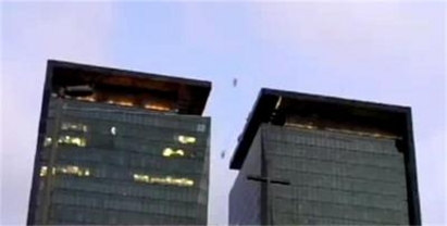 Французин и норвежец прелетяха между два небостъргача (видео)