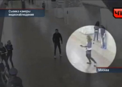 Младежи закачат студентка в метрото, тя ги гърми с пистолет