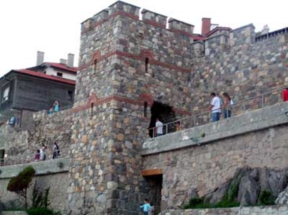 Нагла кражба: Опоскаха Южната крепостна стена в Созопол