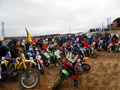100 състезатели мерят сили в Европейския шампионат по мотокрос в село Порой