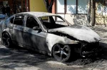 Зарязана любовница запали колата на инструктор по кормуване