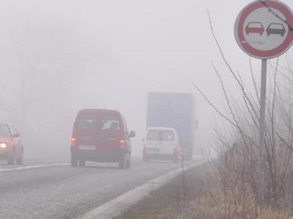 Намалена видимост заради мъгла има в района на Средец и Елхово
