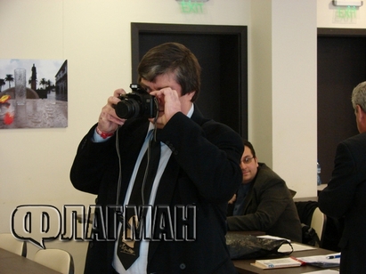 Съветник от НФСБ с фотоапарат на сесия в Бургас, снима завеяни колеги