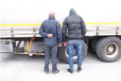 Задържаха 8 сирийци, скрити в изоставена постройка до турската граница