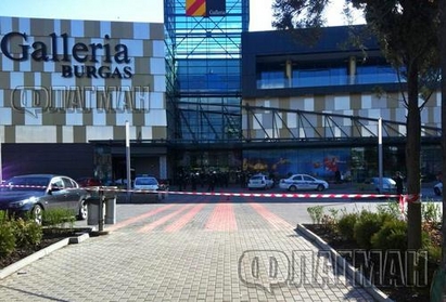 Заплаха за три бомби в мол „Галерия” в Бургас, полиция отцепи района (СНИМКИ)