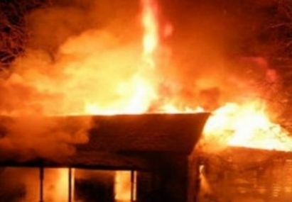 Общинска служителка остана без покрив след пожар в Камено