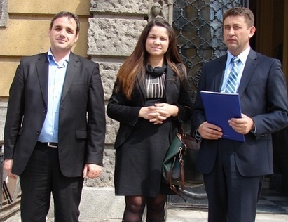 Хубавата Фатме Рамадан регистрира кандидатите за депутати на ДПС в Бургас