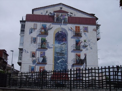 Български художник рисува сградите в Испания
