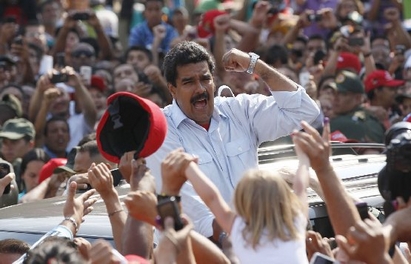 Мадуро печели изборите, венецуелци празнуват край  гроба на Чавес