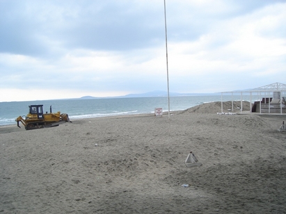 Подготвят Северния плаж за летния сезон, премахват дигите