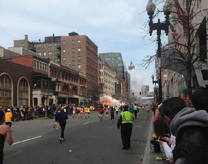 Загиналите при експлозиите в Бостън са най-малко трима, 141 са ранени (ВИДЕО)