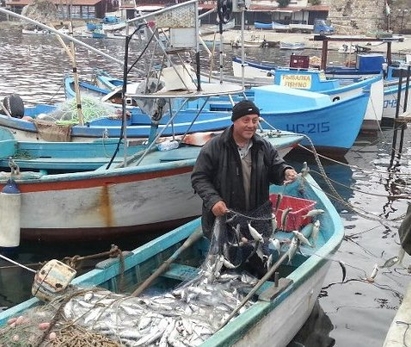 Министър от служебното правителство изгони рибарите от пристанището в Несебър