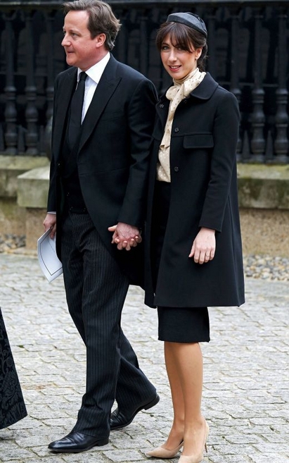 Съпругата на британския премиер цъфна на погребението на Тачър като ретро стюардеса