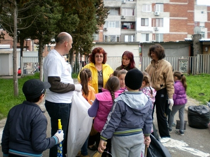 Кметът Иван Алексиев облече дънки, за да чисти с децата в Поморие