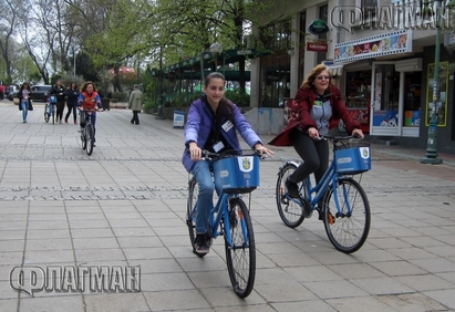 Просветният зам.кмет на Бургас прави алончета на колело в кушия с 20 деца