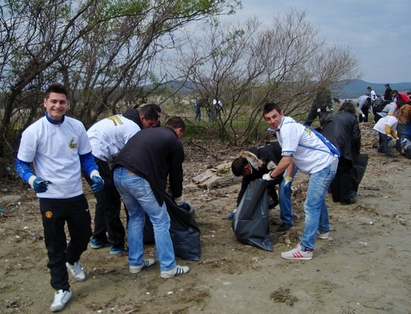 Доброволци събраха 80 чувала боклуци от устието на р.Ропотамо (СНИМКИ)