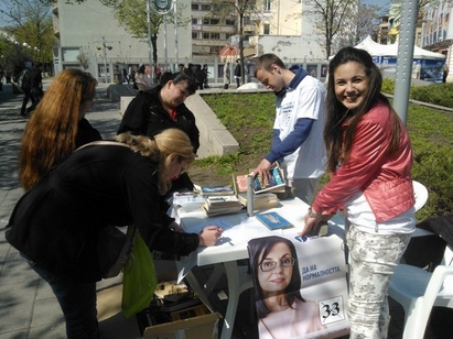 „Движение България на гражданите” подарява книги на бургазлии под Часовника и на "Тройката"
