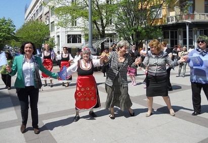 Дамите от ГЕРБ поведоха хоро в центъра на Бургас за Лазаровден