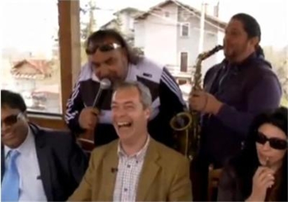 Евродепутатът Найджъл Фарадж танцува на цигански купон, смеси ракия с бира