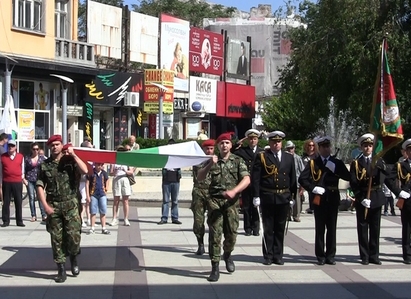 С церемония по издигане на националния трикольор Бургас отбеляза празника на българската армия