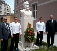 Кметът и директорът на училището Димитър Гильов откриха паметник на патрона, който се намира в двора и е с лице към морския бряг