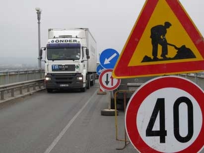 Шофьор от Камено починал, докато чакал в задръстване на Дунав мост