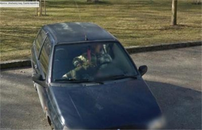 Гола репортерка и френска любов в автомобил заснети от Google Street View