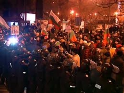 Протестиращи се събраха край НДК и блокираха бул. ”Витоша”