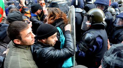 Протестиращи и полиция се сбиха пред НДК