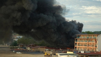 Жесток пожар в Созопол, 15-метрови пламъци погълнаха ресторанти, бунгала и магазин на Веселата уличка