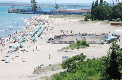 Общината опъва 300 безплатни чадъра на Централния плаж в Бургас